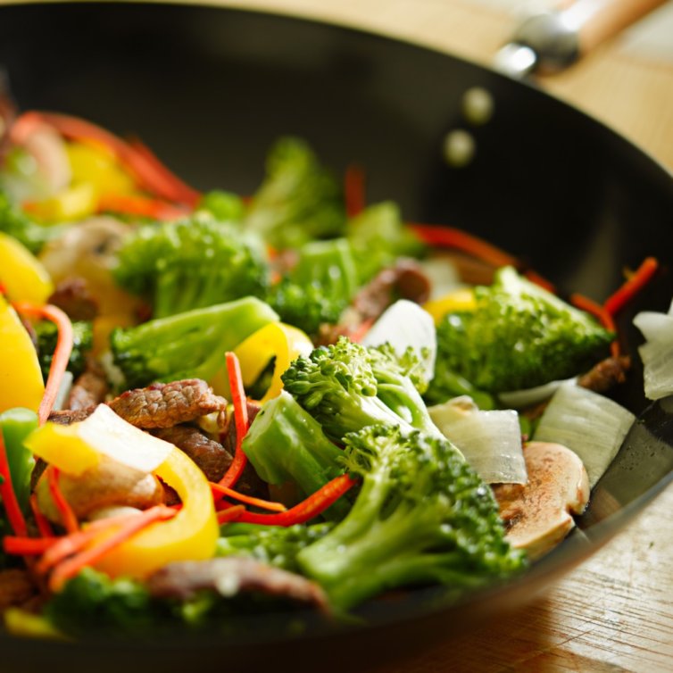 Wok de bœuf aux brocolis et aux poivrons