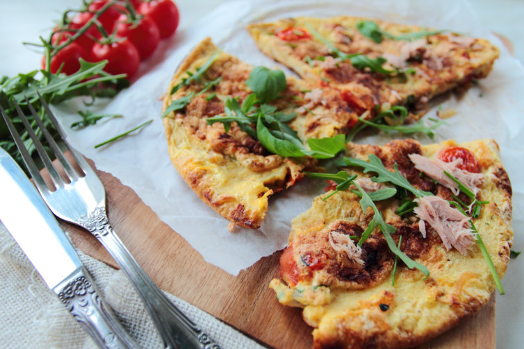 Omelette épaisse aux tomates, au thon et à la roquette