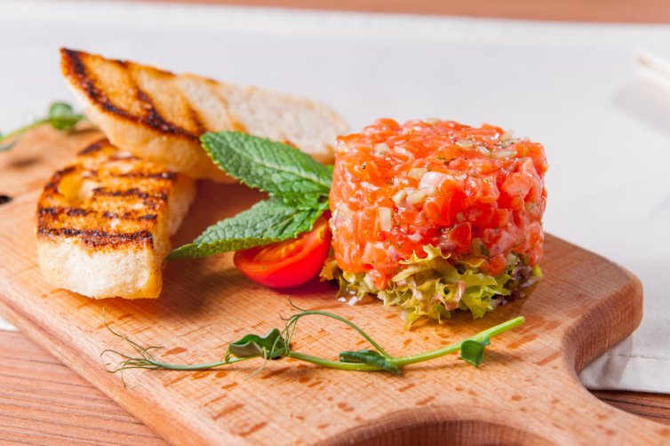 Salmon tartare with tomatoes