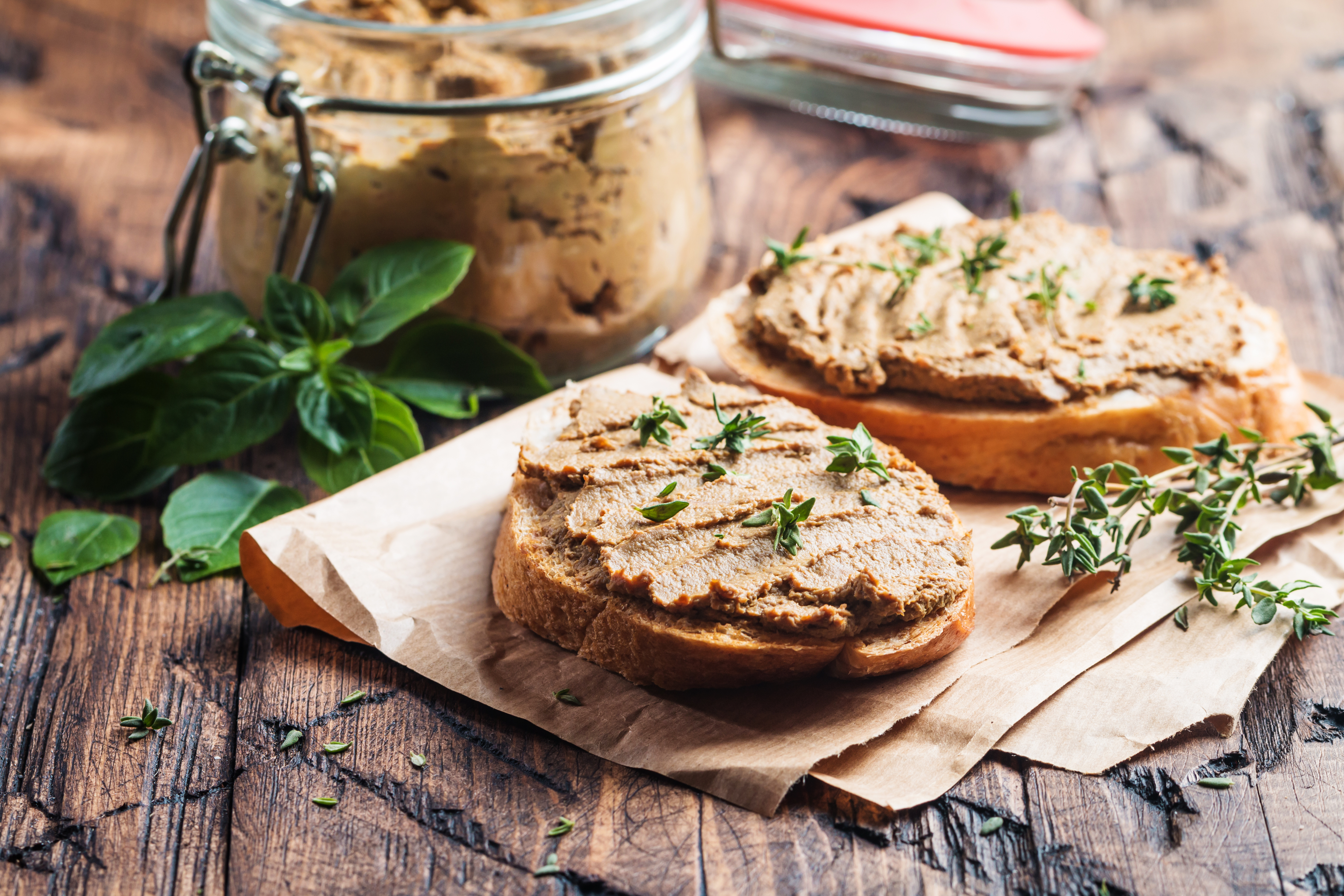 Паштет из куриной печени и сливок. Белградский паштет. Паштет на хлебе. Хлебцы с паштетом. Бутерброды с печеночным паштетом.