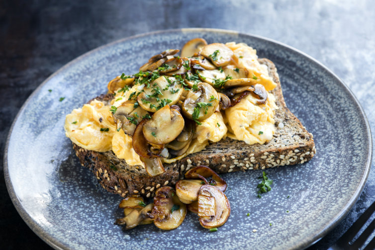Œufs brouillés et champignons persillés sur toast