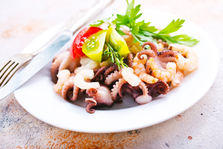 Salade de calamars et de crevettes roses et grises