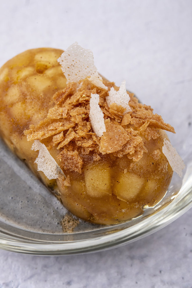 Tatin gélifié, crème anglaise au sésame noir et feuille de Brick caramélisée